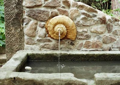 Wassertrog mit Wandbrunnen