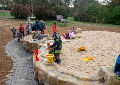 Wasser Sand Spielanlage mit vielen Kindern
