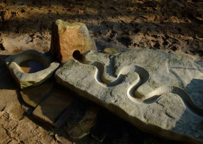 schlängelnde Wasserrinne in Sandsteinplatte eingearbeitet