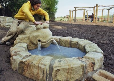 Wasserspielanlage mit Staubecken in der Grundschule Kamenz